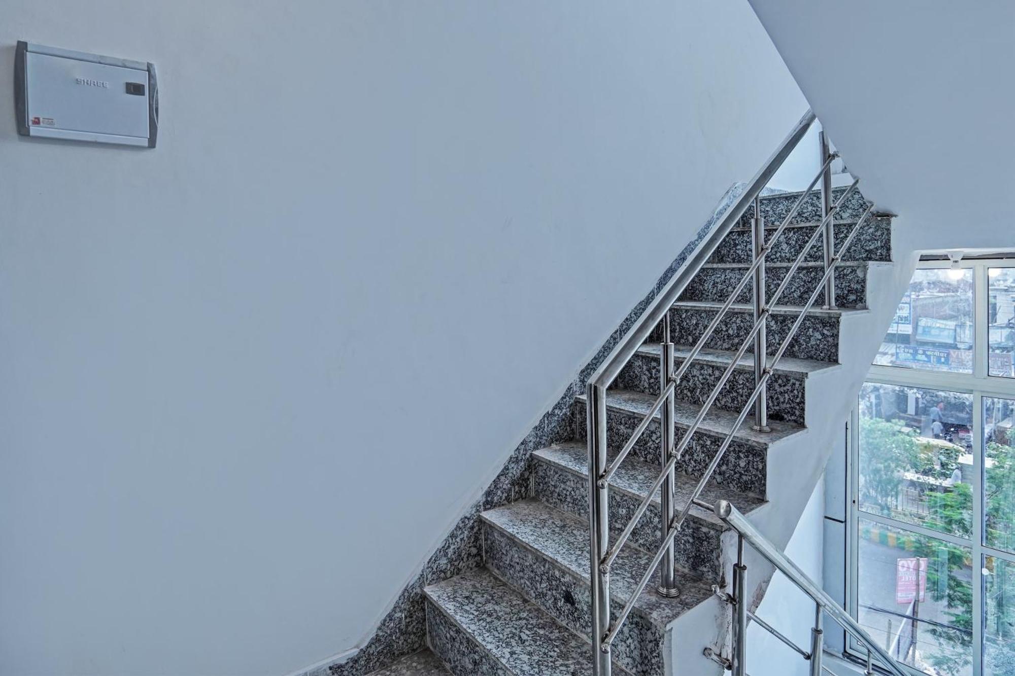 Oyo Flagship Evergreen Tower Hotel Ghaziabad Εξωτερικό φωτογραφία