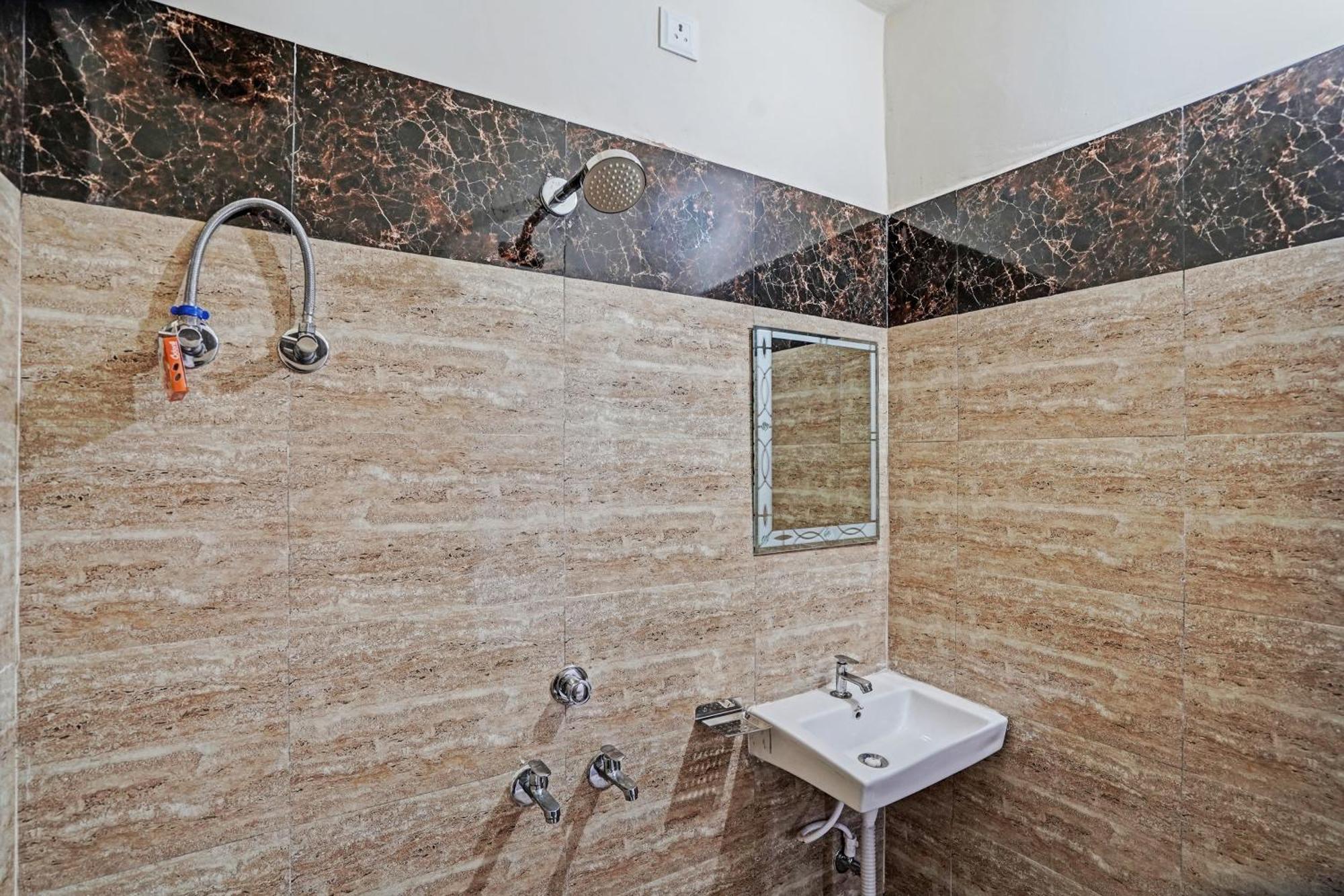 Oyo Flagship Evergreen Tower Hotel Ghaziabad Εξωτερικό φωτογραφία